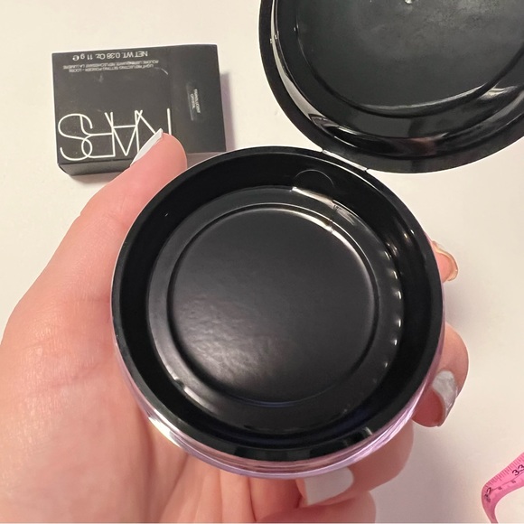 NARS LIGHT REFLECTING™ SETTING POWDER - LOOSE - Picture 8 of 10